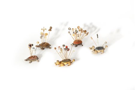 Lotto composto da cinque porta spilli con 49 spilloni in oro, argento, pietre dure e paste vitree