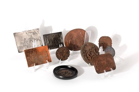 Lotto composto da dieci placche in bronzo e metalli vari, secoli XIX - XX