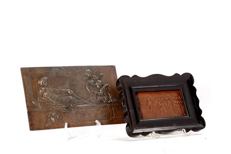 Lotto composto da due placche in bronzo con bassorilievi raffiguranti Venere con due Amorini e Cristo e l'Adultera