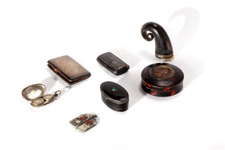 Lotto composto da sei scatoline e una miniatura, in materiali diversi, secoli XIX - XX