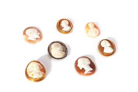 Lotto composto da sette cammei in materiali vari, con profili maschili, secolo XIX