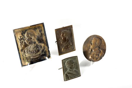Lotto composto da tre placche in bronzo e una in zinco con bassorilievi raffiguranti ritratti di Re di profilo, inizi secolo XX