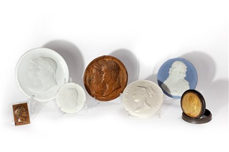 Lotto napoleonico composto da sei placche, una miniatura e una scatolina in materiali diversi, secoli XIX - XX