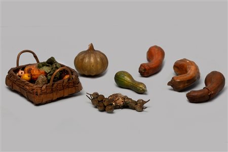 Lotto composto da 21 frutti e ortaggi in cera e materiali vari e un cestino con frutta e ortaggi da presepe, Napoli secolo XIX