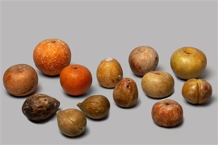 Lotto di 27 frutti in marmo dipinto, secolo XIX