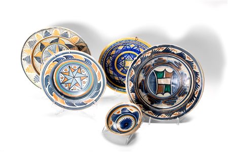 Quattro piatti e una ciotola in maiolica policroma, Deruta o Alto Lazio (?), secolo XVI