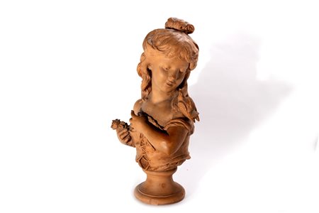 Scuola francese, fine secolo XIX - inizi secolo XX - Scultura in terracotta raffigurante busto di bambina con uccellino sulla spalla e rosa in mano
