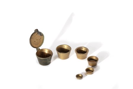 Serie di antichi pesi in bronzo