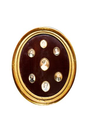 Scuola italiana, secolo XIX - Sette miniature montate in un'unica cornice ovale, raffiguranti ritratti di gentiluomini e gentildonne