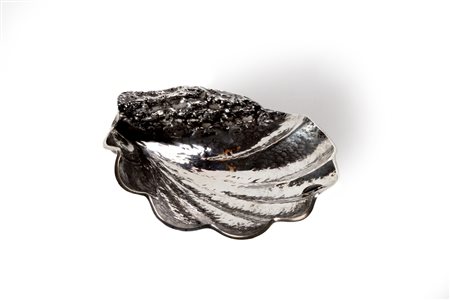 Coppetta in argento a forma di conchiglia con una pietra dura incastonata, firmato Finzi