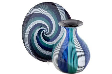 Lotto composto da un grande piatto e un vaso in vetro con motivi a spirali bianco, blu e turchese, Veart Venezia