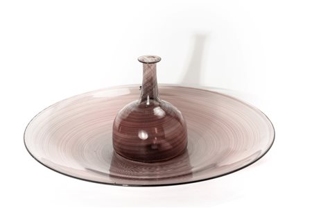 Lotto composto da un grande piatto e una bottiglia in vetro fumé rigato, Venini