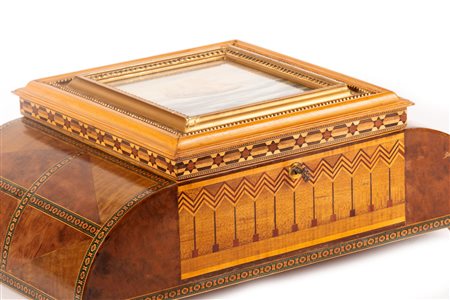 Scatola in legno intarsiata, con zampe leonine e stampa raffigurante veliero sul coperchio