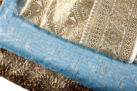 Lotto di tre tessuti indiani in seta color bianco, blu e dorato