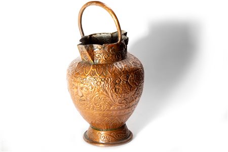 Antico vaso in rame sbalzato