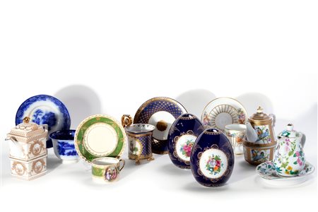 Lotto composto da due uova, tre teiere e quattro tazzine in porcellana, secolo XX