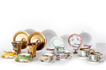 Lotto di 12 tazzine con piattino in porcellana, secolo XX