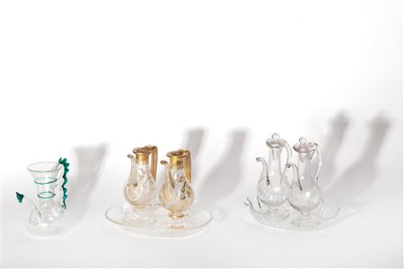 Lotto di cinque ampolle in vetro, due coppie con vassoio, secolo XIX