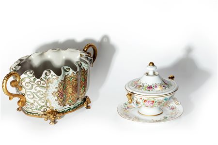 Un centrotavola in ceramica con inserti in bronzo; e una zuppierina in porcellana con vassoio, secolo XX