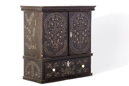 Piccolo stipo da viaggio in legno ebanizzato nero, intarsiato a motivi vegetali, secolo XVIII