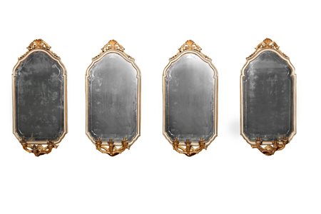 Quattro girandoles in legno intagliato dorato e laccato color avorio, in stile rococò, secolo XIX