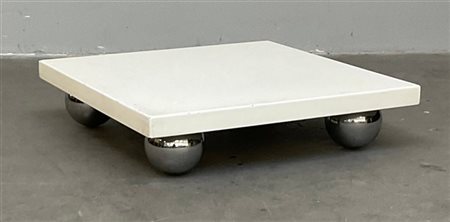 Tavolino quadrato laccato bianco con piedini sferici cromati. Italia, anni '70.