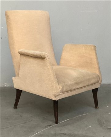 Poltrona imbottita e rivestita in tessuto cipria, struttura in legno. Italia, a