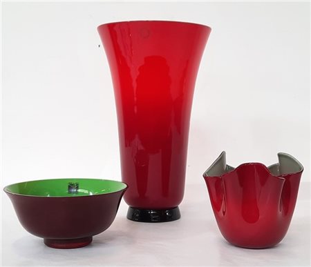 Lotto composto da un centrotavola in vetro incamiciato rosso e verde di Carlo M