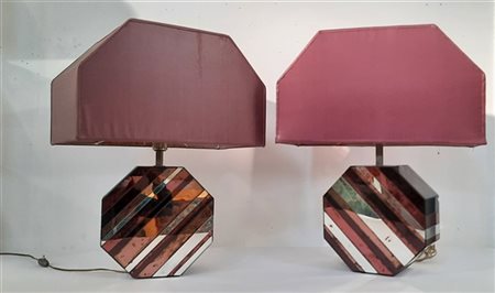 Coppia di lampade da tavolo con corpo a prisma ottagonale rivestito in lastre d