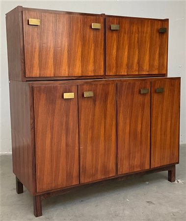 Credenza in legno impiallacciato con parte inferiore a quattro ante,