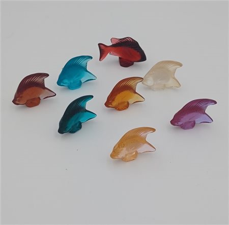 Lalique Gruppo di otto bomboniere in vetro stampato e acidato in vari colori raf