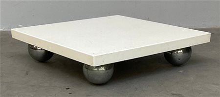 Tavolino quadrato laccato bianco con piedini sferici cromati. Italia, anni '70.
