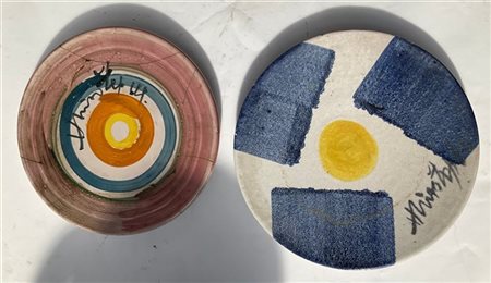 Chin Hsiao Due piatti in terracotta dipinta in policromia. Secolo XX. Firmati. (