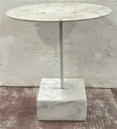Tavolino da salotto con base a plinto e piano tondo in marmo bianco, fusto in m
