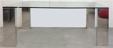 Tavolo da pranzo con gambe in alluminio estruso e piano in cristallo. Italia, p