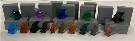 Lalique Gruppo di quindici bomboniere in vetro stampato e acidato in vari colori