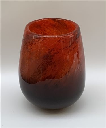 Henry Dean Vaso in pasta vitrea bruna e rossa. Produzione recente. Recante etich