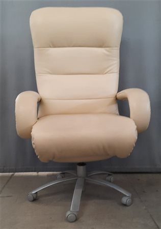 Three Poltrona dirigenziale ad altezza regolabile girevole su rotelle con schien