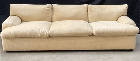 Coppia di divani a tre posti e un pouf rivestiti in tessuto damascato color cre