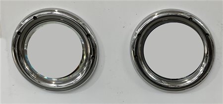 Coppia di specchi tondi in con cornice in metallo cromato con quattro portalamp