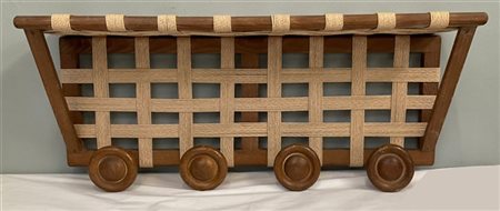 Appendiabiti da parete con struttura in legno e corda intrecciata. Italia, anni