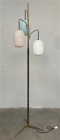 Lampada da terra a tre luci con fusto in metallo verniciato nero e ottone, para