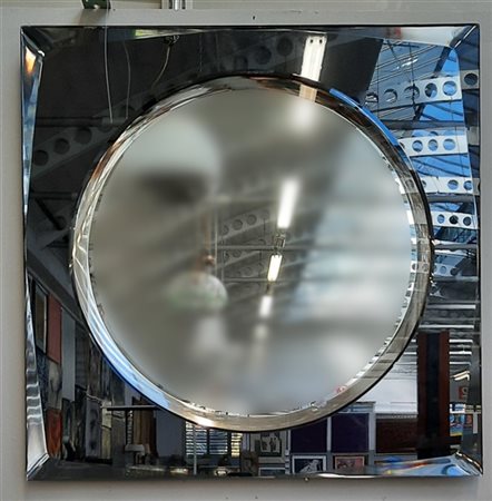 Specchio tondo con cornice in vetro specchiato di forma rettangolare. Italia, a