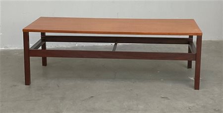 Tavolino da salotto con struttura impiallacciata in legni differenti. Italia, a