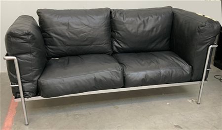 Divano a due posti ispirato al modello "LC2" di Le Corbusier. Italia, seconda m