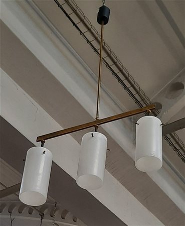 Lampada a sospensione in metallo verniciato nero e ottone a tre luci con diffus