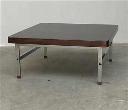 Tavolino da salotto con struttura in metallo, piano e piedini in legno. Italia,