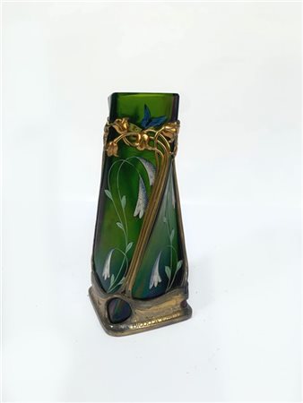 Vaso Art Nouveau in vetro soffiato trasparente verde, iridato e dipinto a mano