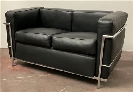 Divano a due posti ispirato al modello "LC2" di Le Corbusier. Italia, seconda m