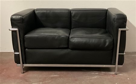 Divano a due posti ispirato al modello "LC2" di Le Corbusier. Italia, seconda m